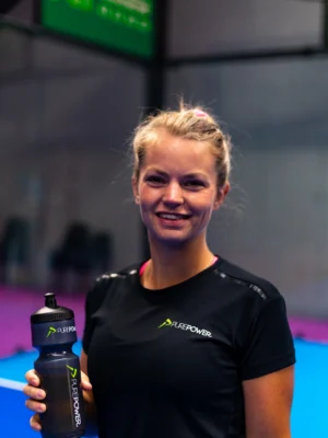 Kvindelig-sportudøver-holder-purepower-hydro